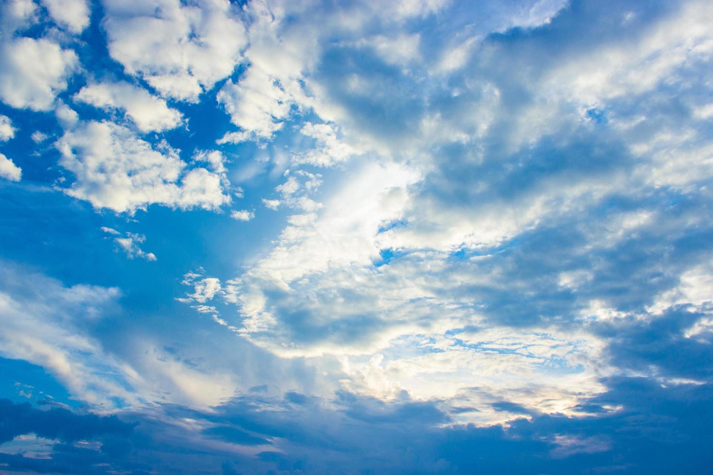 céu azul nublado foto