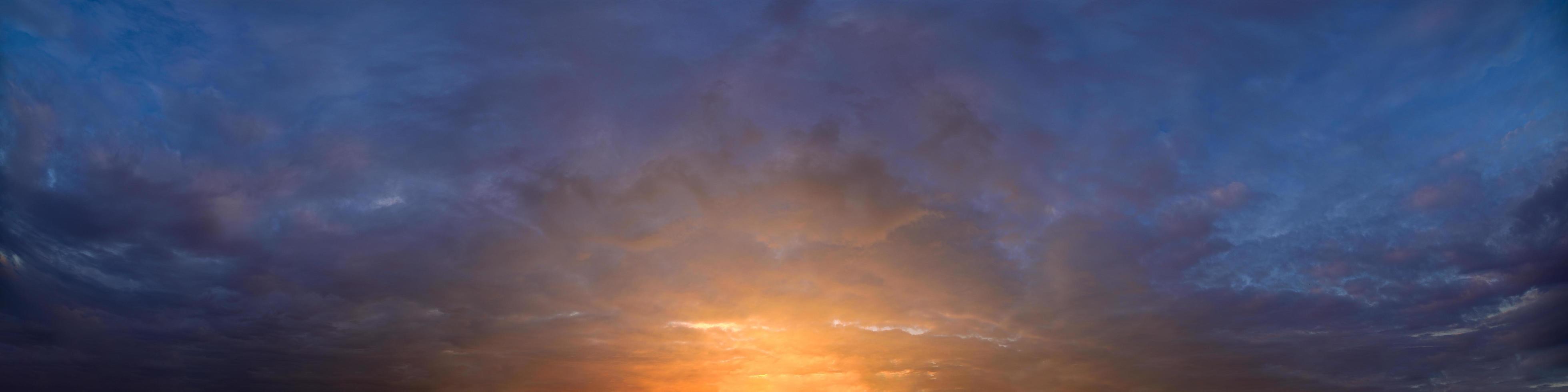 nuvens no céu ao pôr do sol foto