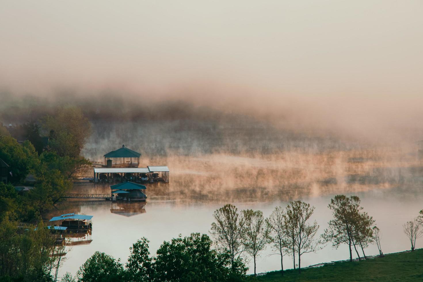 lago ozark, missouri, 2020 - casa de madeira perto de árvores verdes e lago durante o dia foto