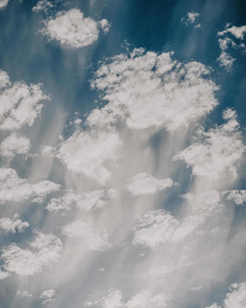 nuvens brancas e céu azul durante o dia foto