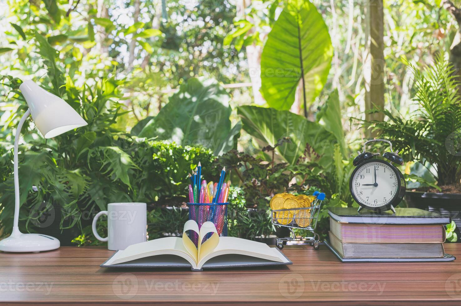 mesa de escritório com fundo natural foto