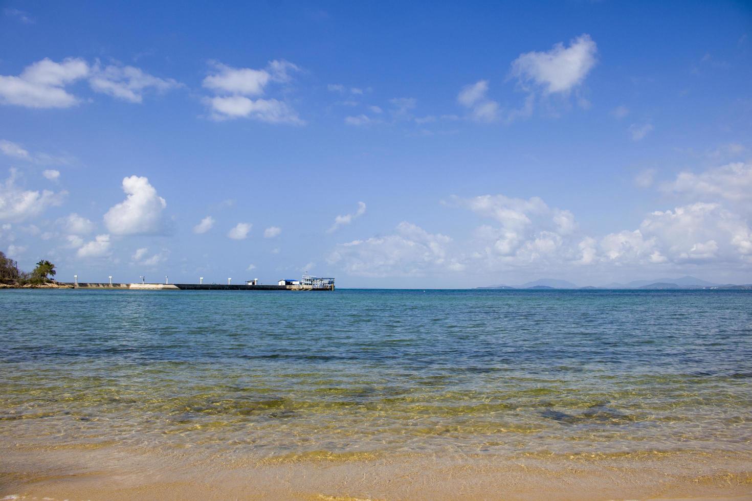 a praia vazia foto