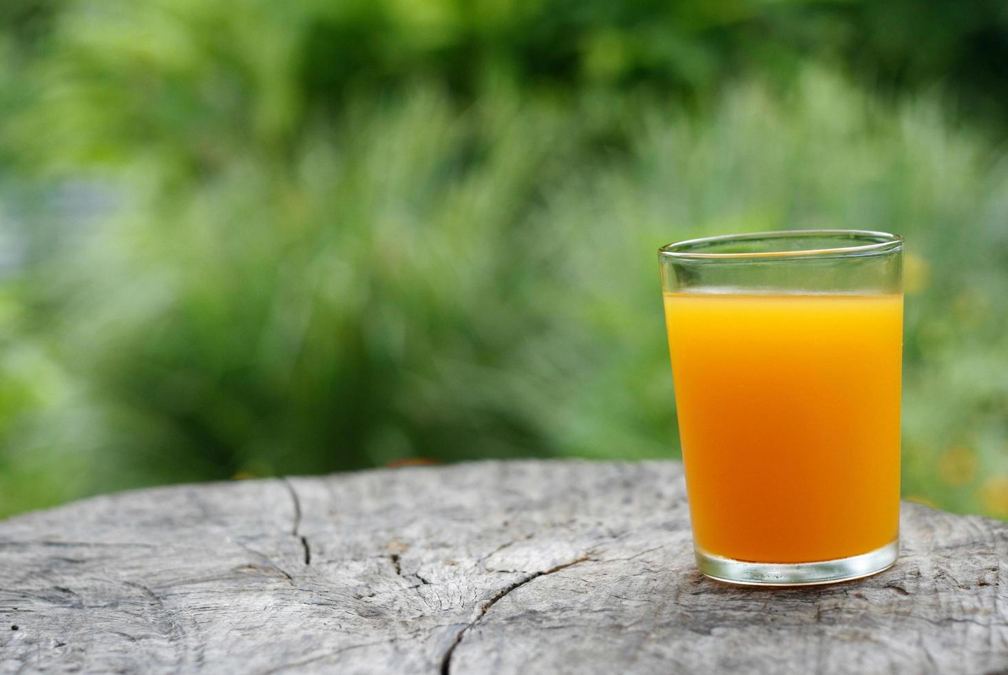 suco de laranja em um toco foto