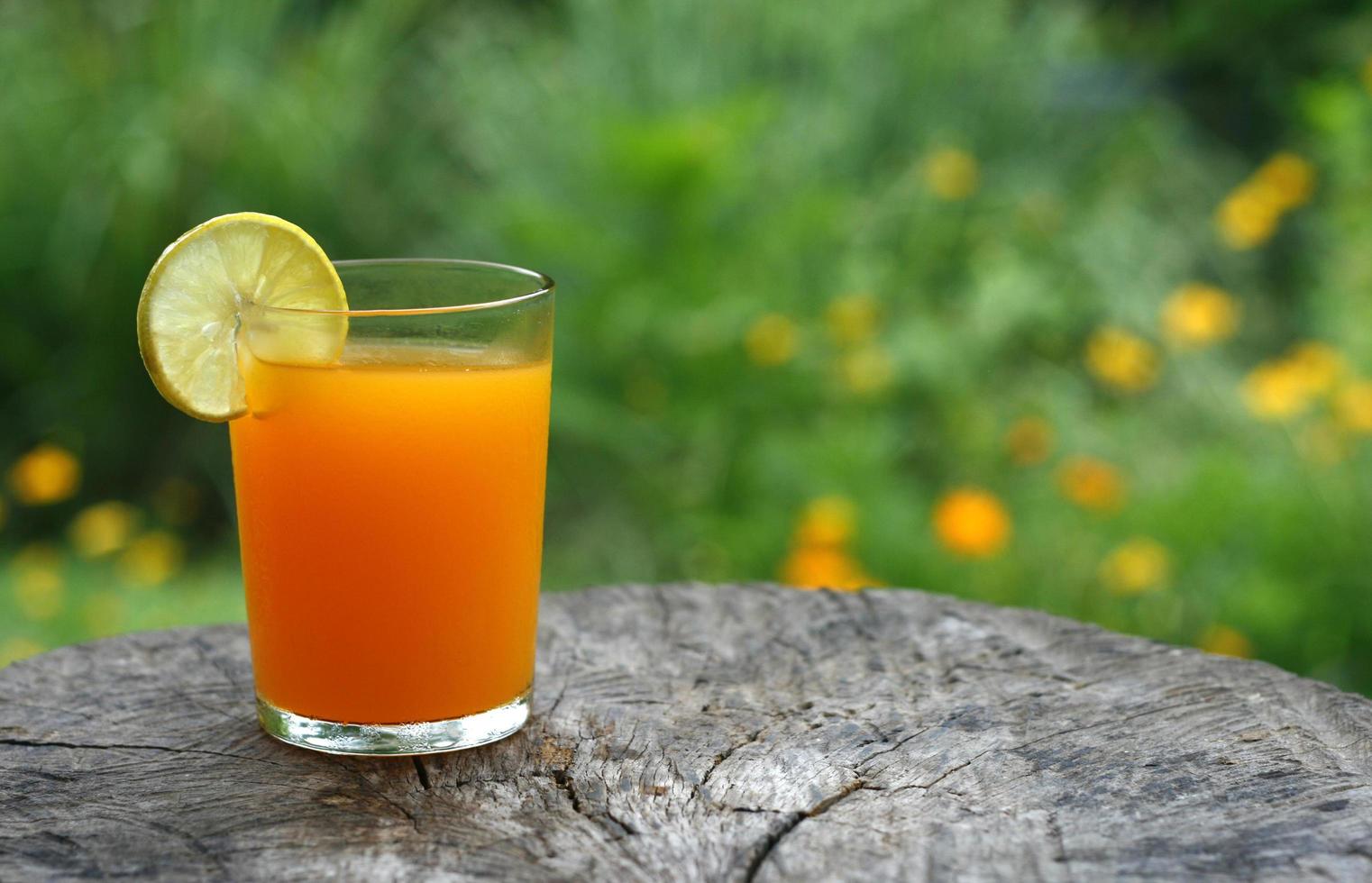 suco de laranja em cima da mesa foto