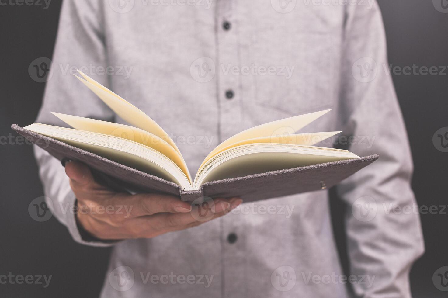 mão segurando um livro foto