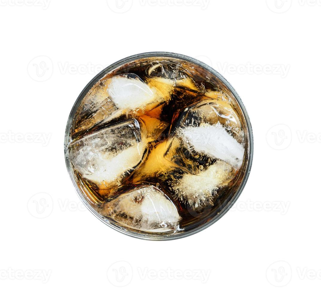 copo de coca-cola com gelo no fundo branco foto