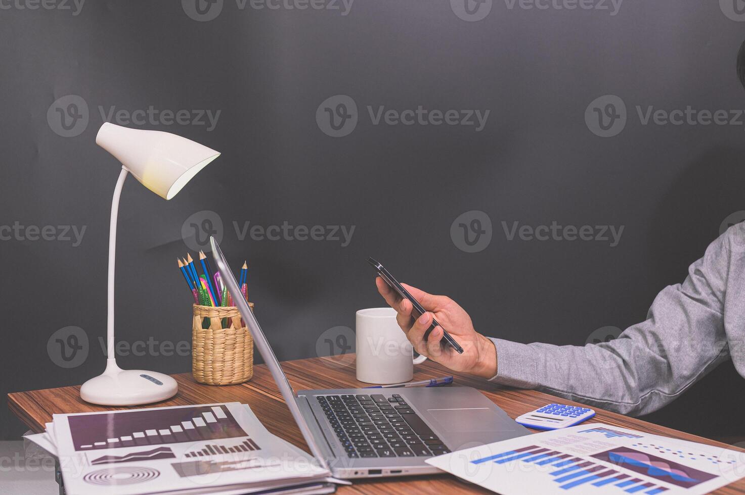 empresário trabalhando em sua mesa foto