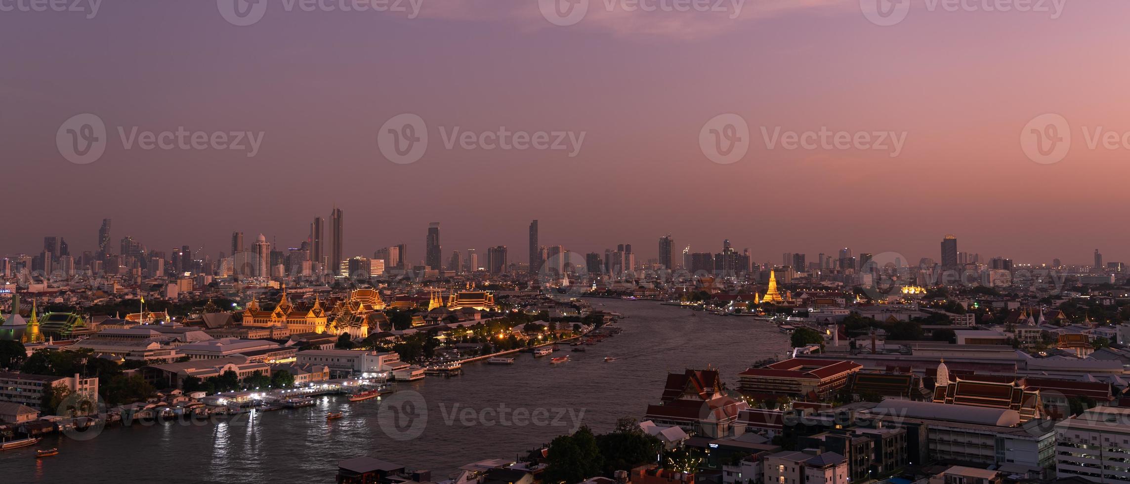 banner da paisagem urbana de bangkok com vista para o grande palácio do rio chao phraya e wat arun foto