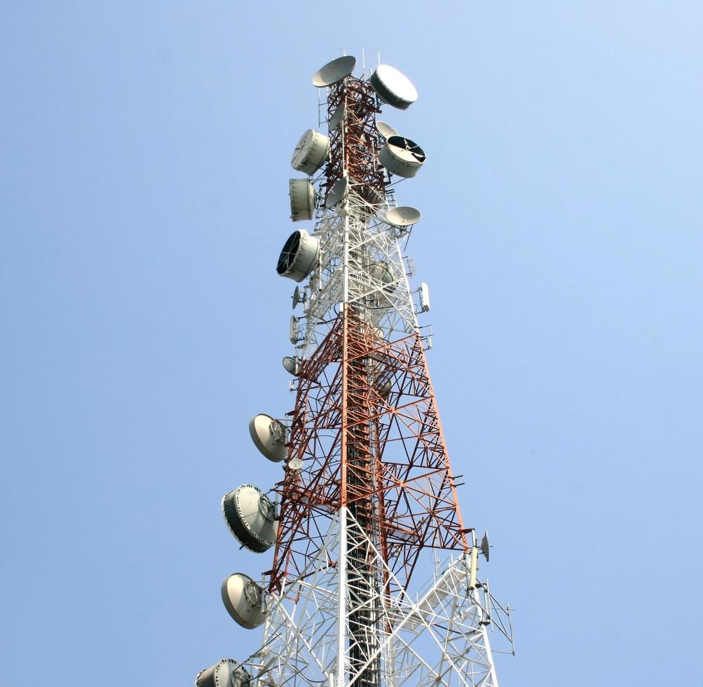 antena de rádio de telecomunicação e torre de satélite com céu azul foto