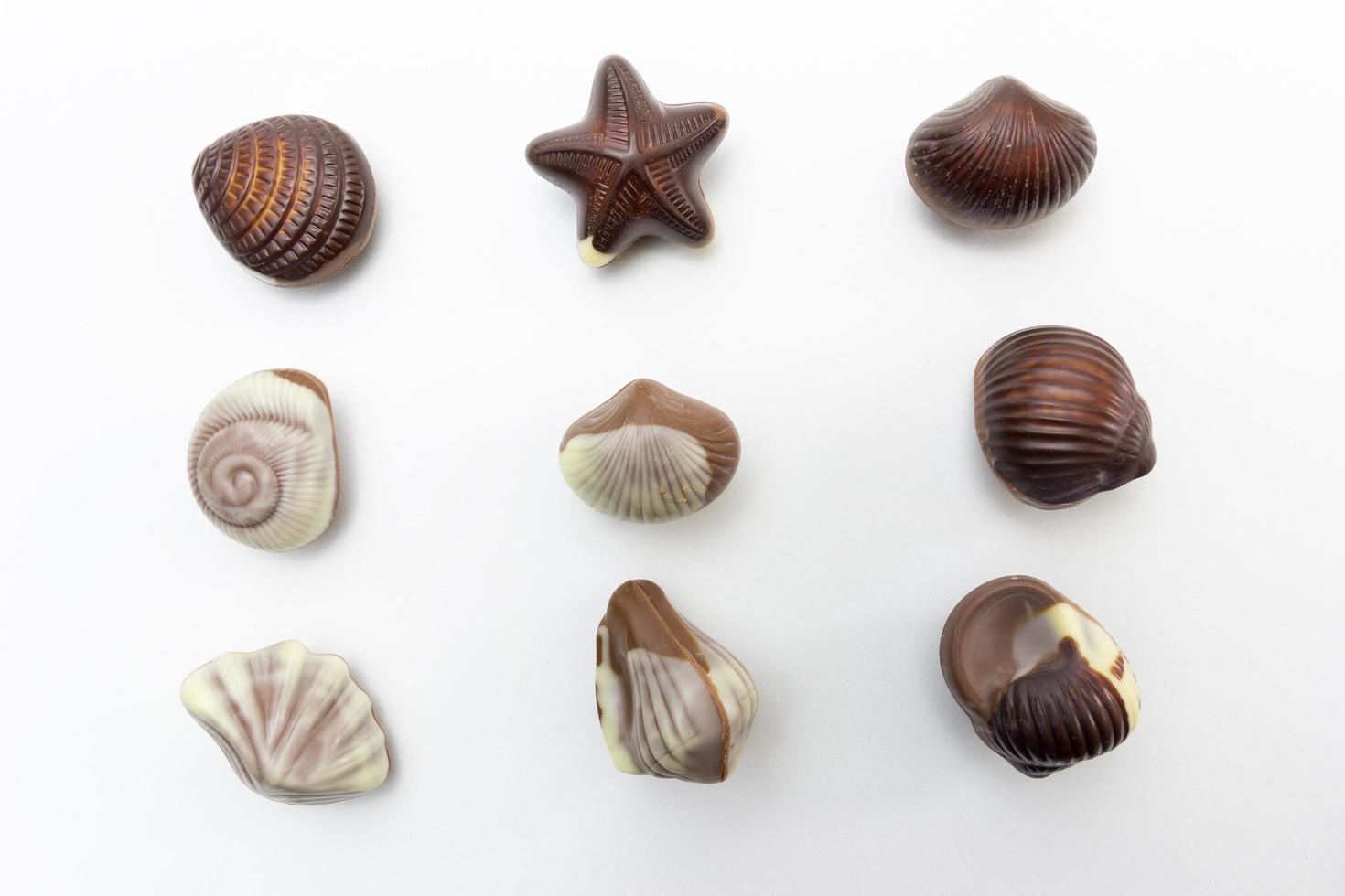 figuras de chocolate de confeitaria em um fundo branco. foto