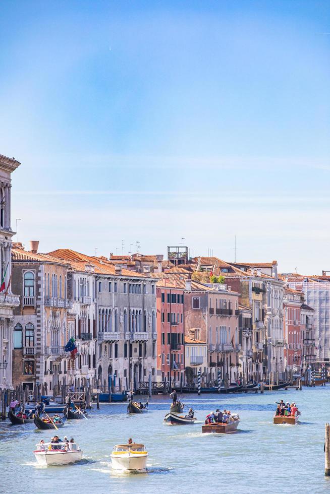 veneza, itália 22.09.19 - ruas da cidade antiga. bela vista da gôndola tradicional e barcos no canal grande. férias de verão e cenário de turismo de viagens. tempo ensolarado em veneza foto