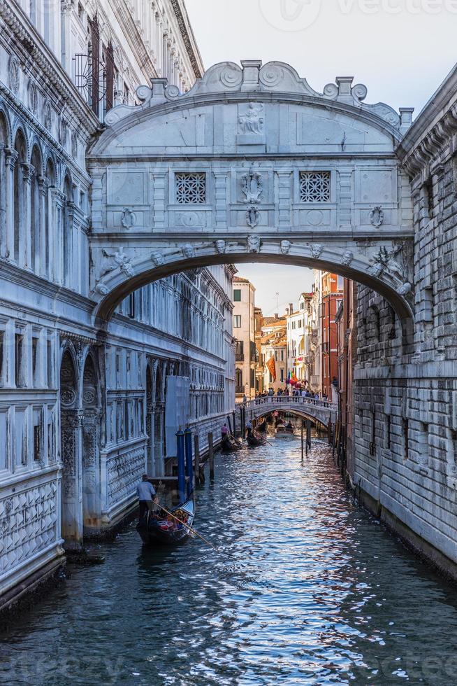 vista da famosa ponte dos suspiros em veneza, itália. marco urbano artístico, luz suave do pôr do sol foto
