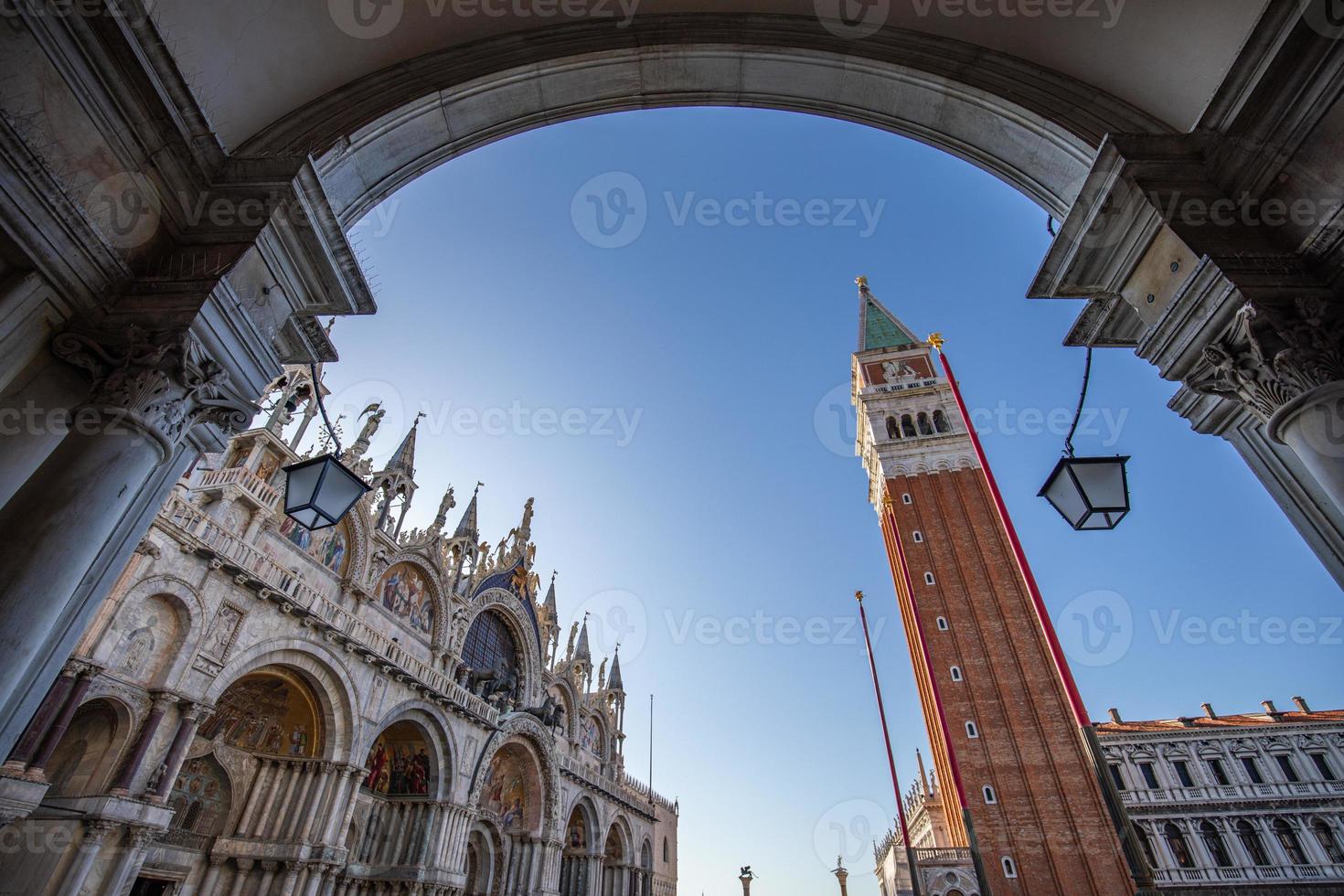 vista artística da praça san macro no início da manhã em veneza sem pessoas, veneza é o destino de viagem mais popular da europa. destino turístico histórico de baixo ângulo foto