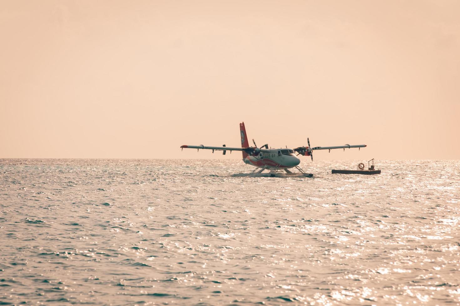 08.09.2019 - atol de ari, cena exótica das maldivas com hidroavião no desembarque no mar das maldivas. táxi de hidroavião no mar pôr do sol antes da decolagem. férias ou férias no fundo do conceito de maldivas. transporte aéreo foto