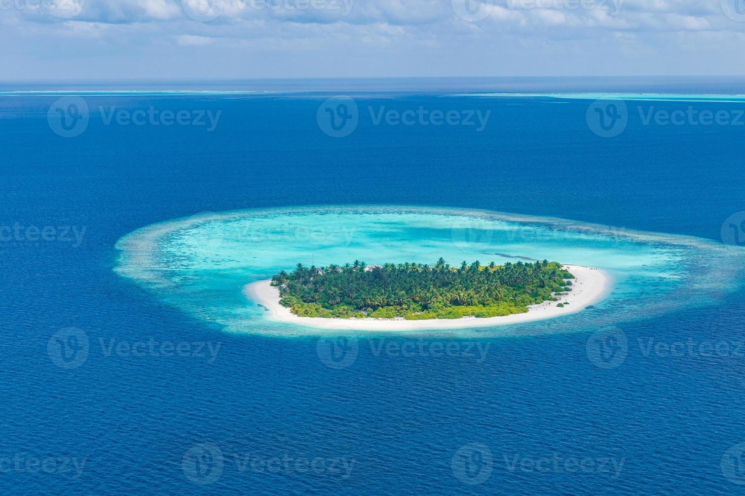 vista aérea dos recifes de corais nas ilhas maldivas. paisagem aérea tropical. férias de verão de luxo e destino de viagem foto