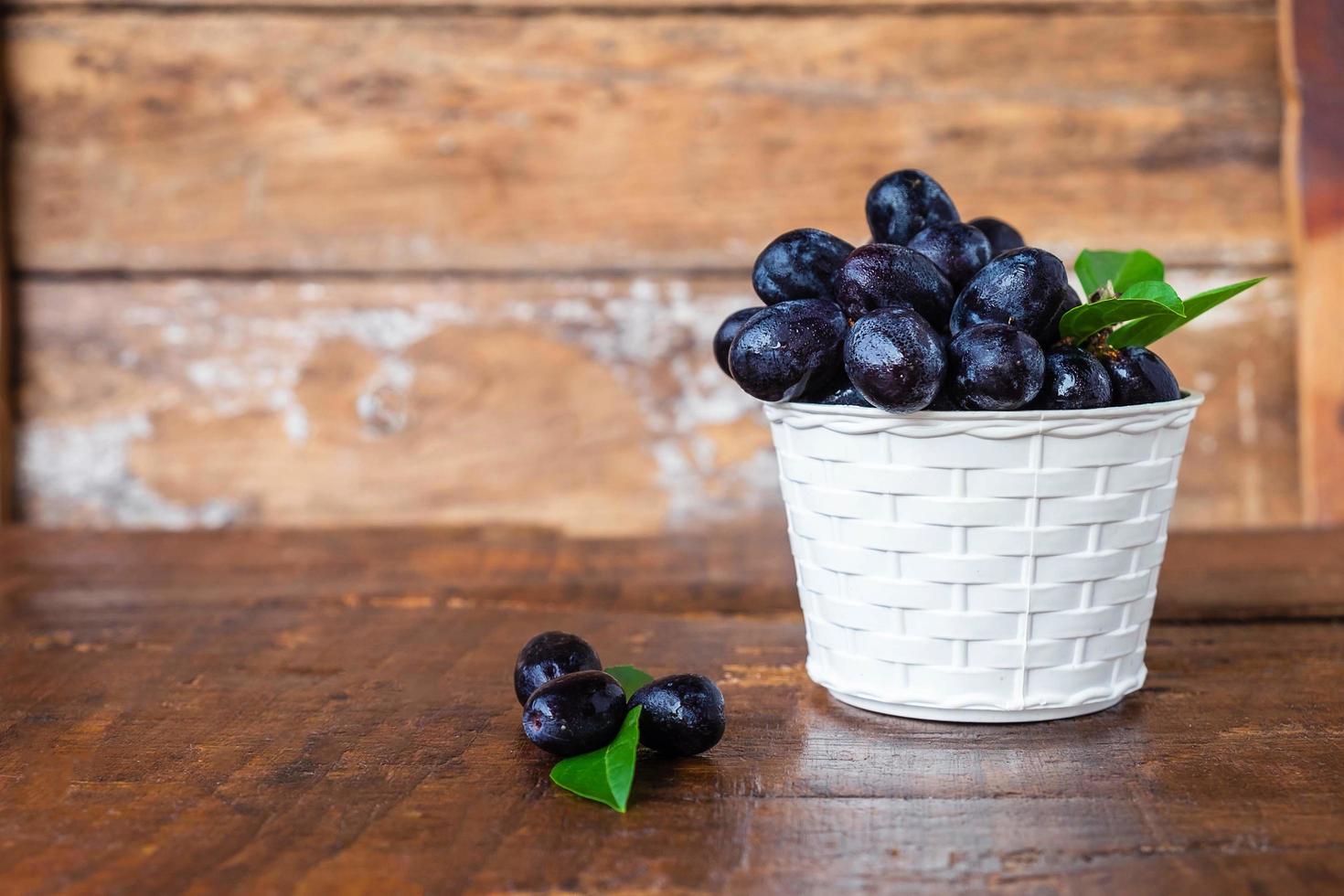 uvas pretas em uma cesta foto