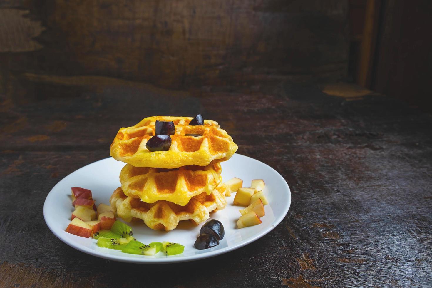 waffles na superfície de madeira foto