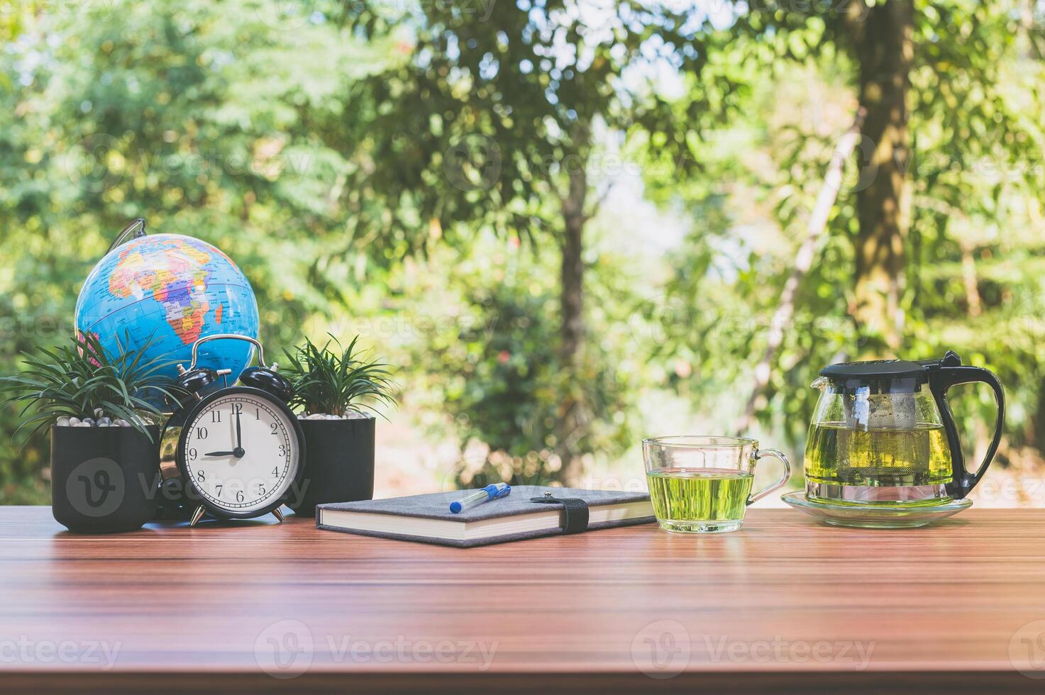 mesa de escritório com fundo natural foto