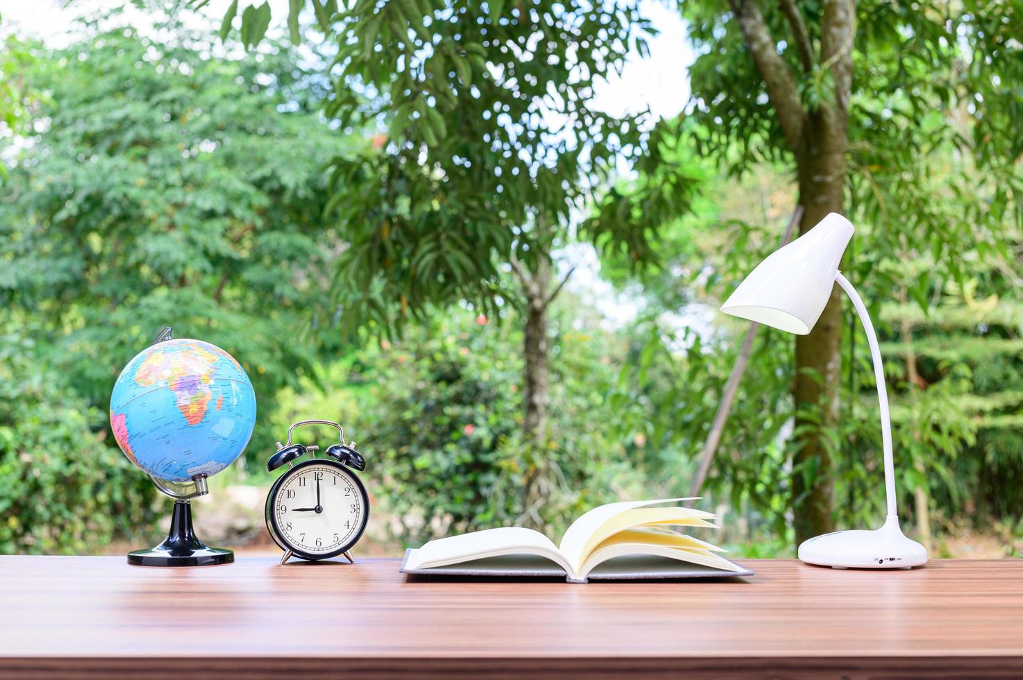 mesa de escritório com fundo natural foto