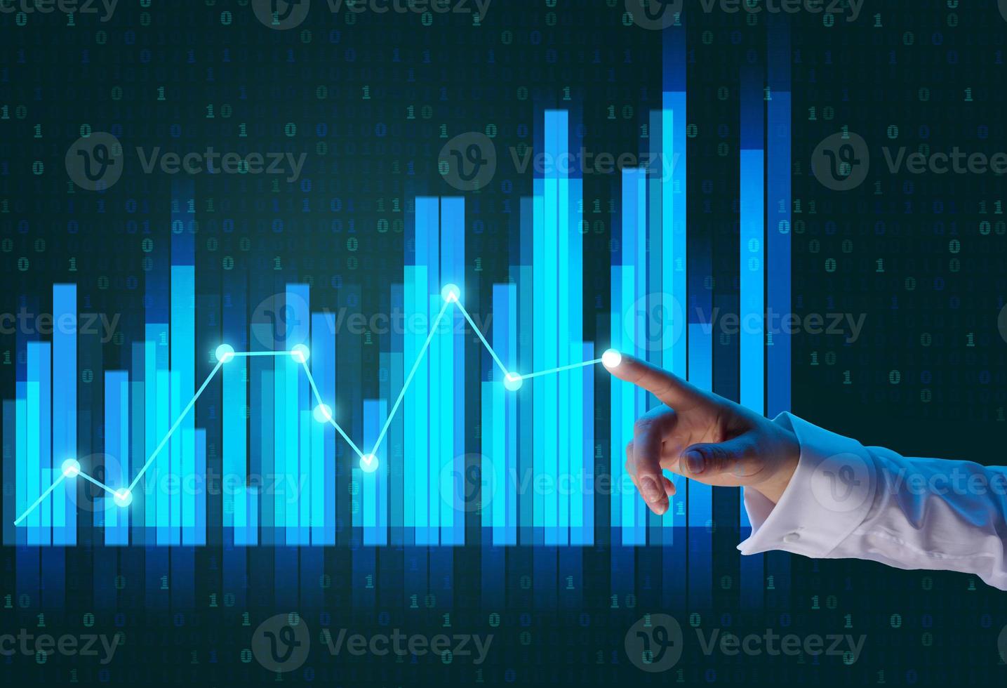 gráfico holográfico com indicadores crescentes e a mão de uma mulher. conceito de crescimento de negócios, inicialização lucrativa, estratégia de negócios lucrativa foto