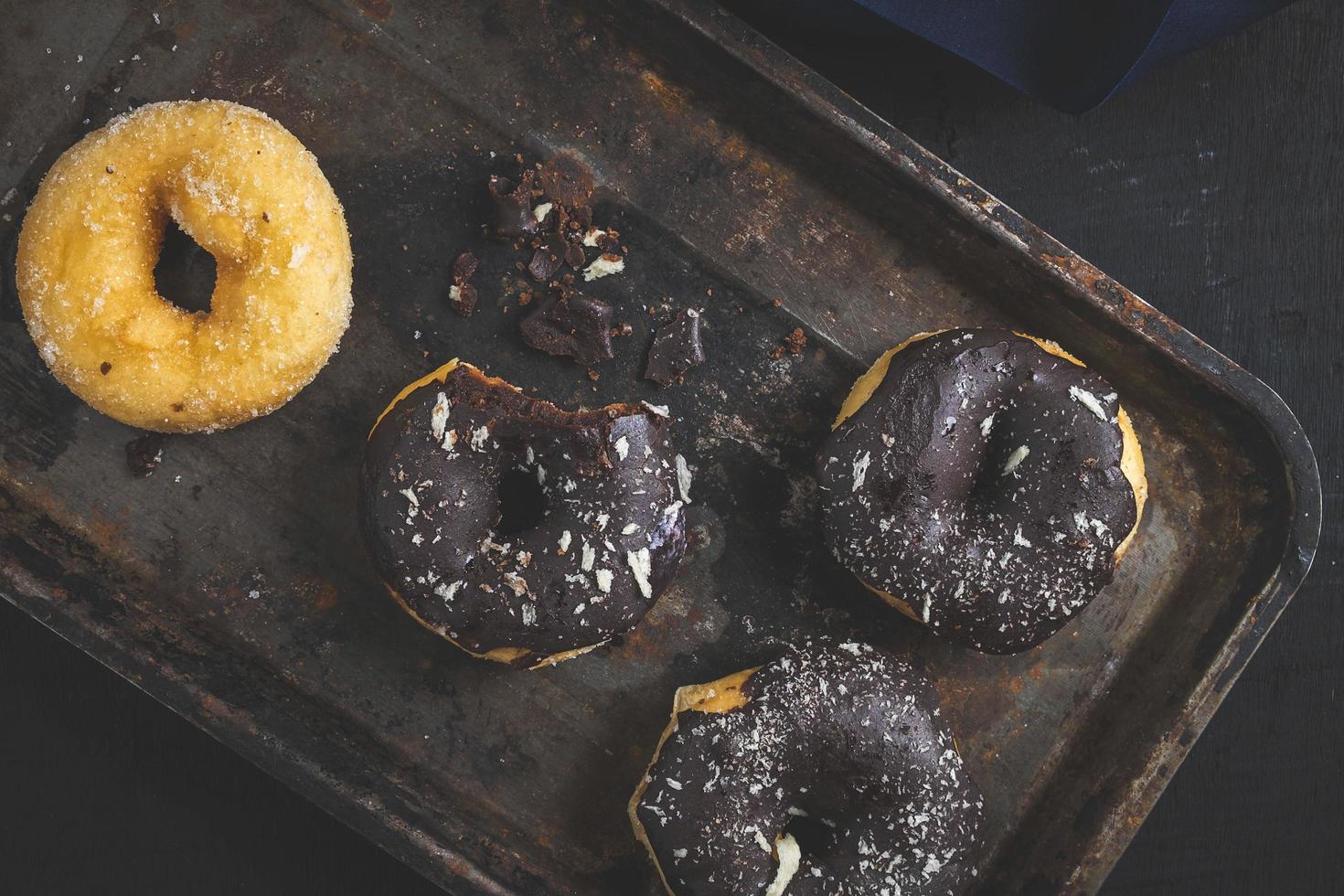 donuts em fundo escuro foto