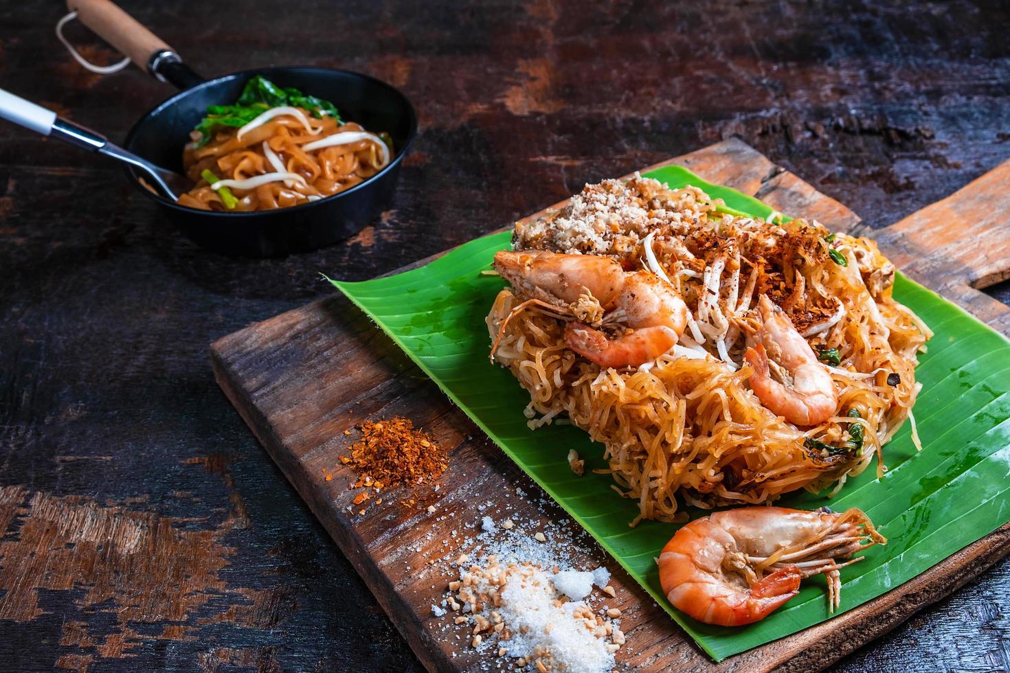 pad thai em folha de bananeira foto