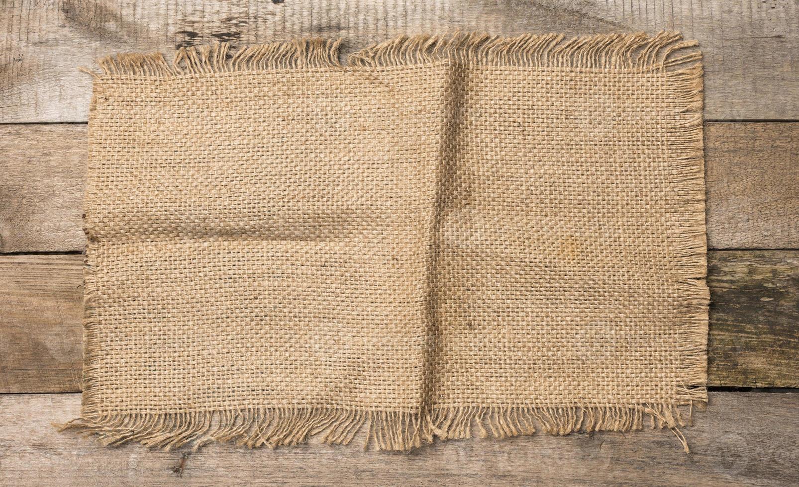 fragmento de serapilheira marrom sobre fundo cinza de madeira, foto