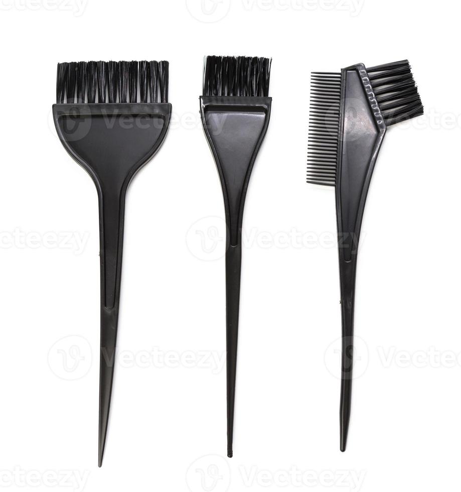 escova de plástico preta para coloração de cabelo isolada no fundo branco, close-up foto