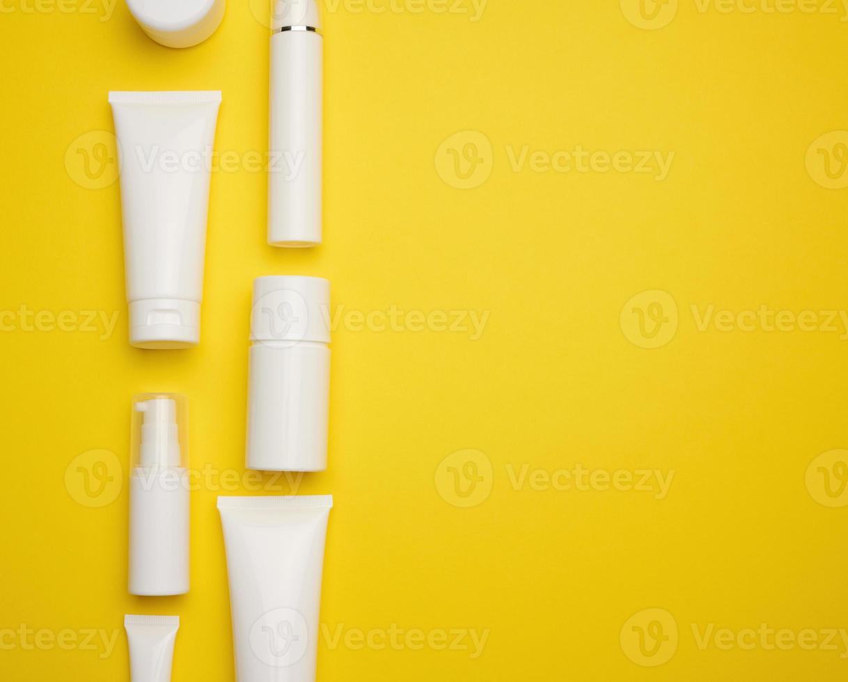 frasco, garrafa e tubos de plástico brancos vazios para cosméticos em um fundo amarelo. embalagem para creme, gel, soro, publicidade e promoção de produtos, mock up foto