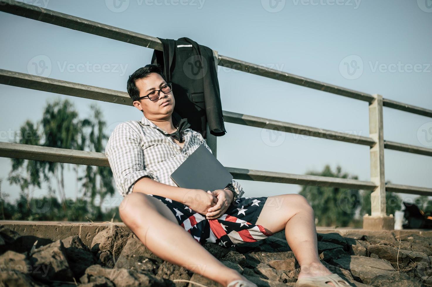 jovem empresário asiático com problemas e estresse fora do escritório corporativo foto