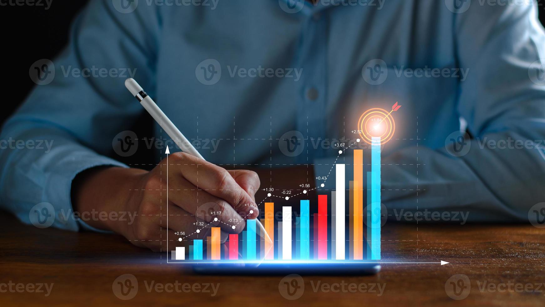 análise de negócios, lucros da empresa. empresário analisando as tendências do gráfico de lucro, fazendo planos de investimento, negociando ações, tendências econômicas, definindo metas futuras. em um tablet de exibição de dados gráficos digitais. foto