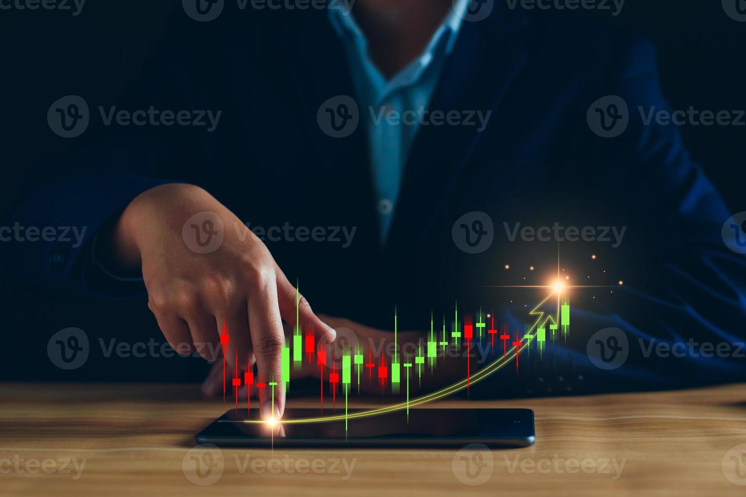 análise de negócios, lucros da empresa. empresário analisando as tendências do gráfico de lucro, fazendo planos de investimento, negociando ações, tendências econômicas, definindo metas futuras. em um tablet de exibição de dados gráficos digitais. foto