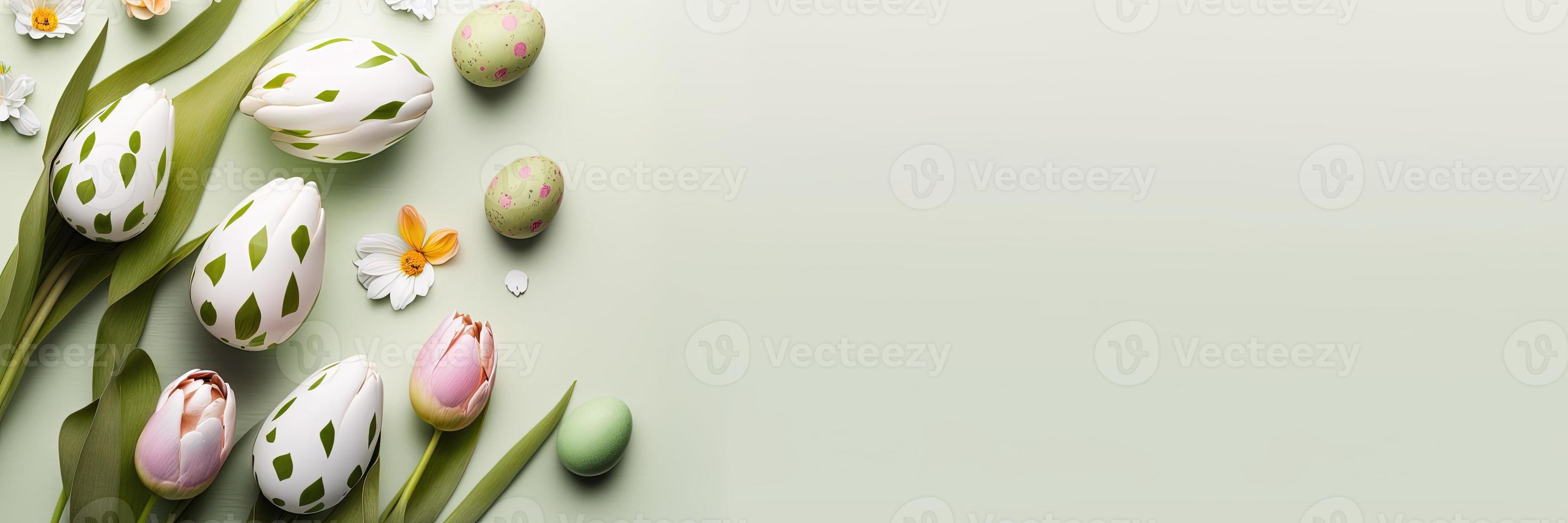 tulipas decoradas e ovos em um fundo verde suave para um banner de celebração da páscoa foto