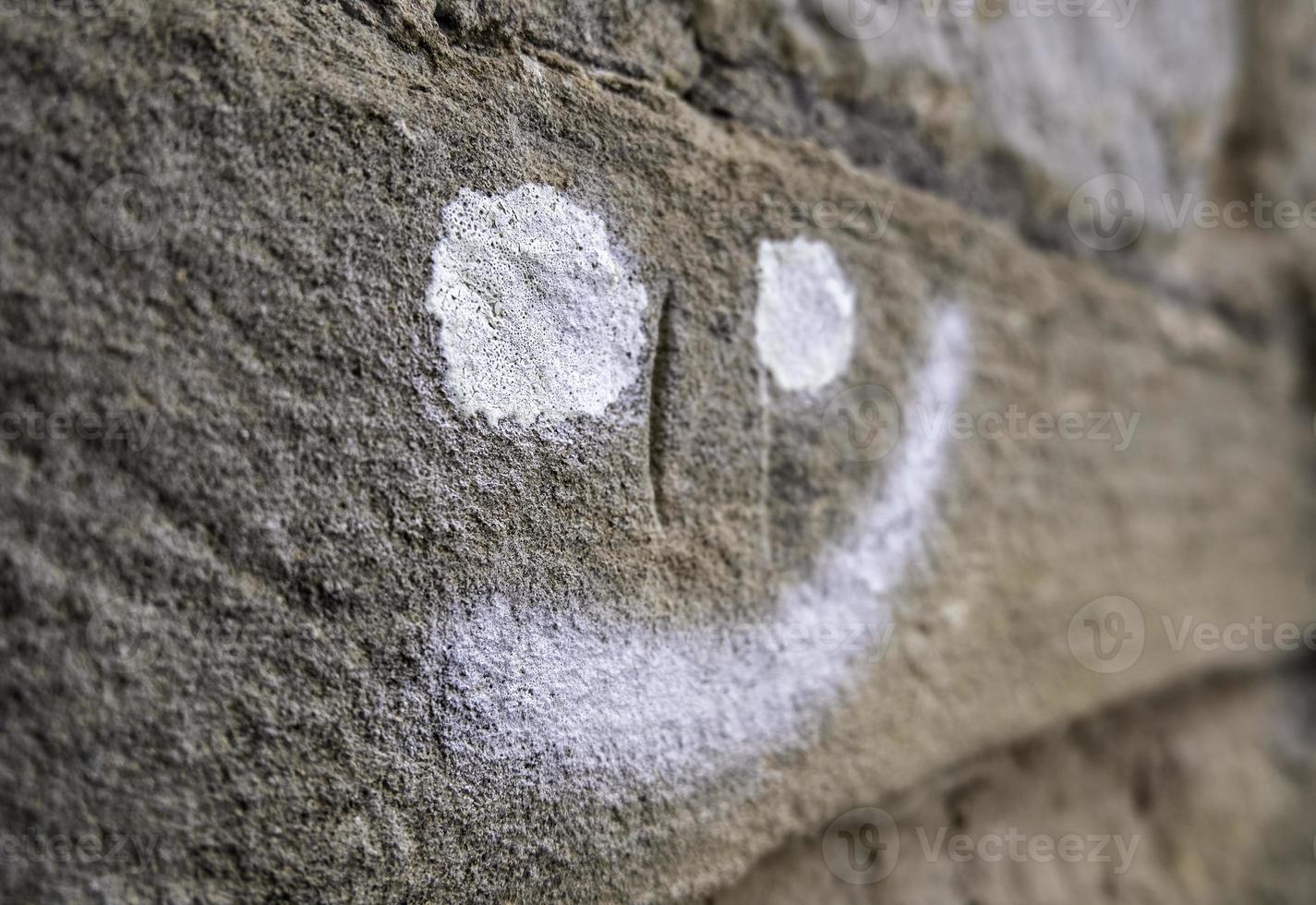 sorriso pintado na parede foto