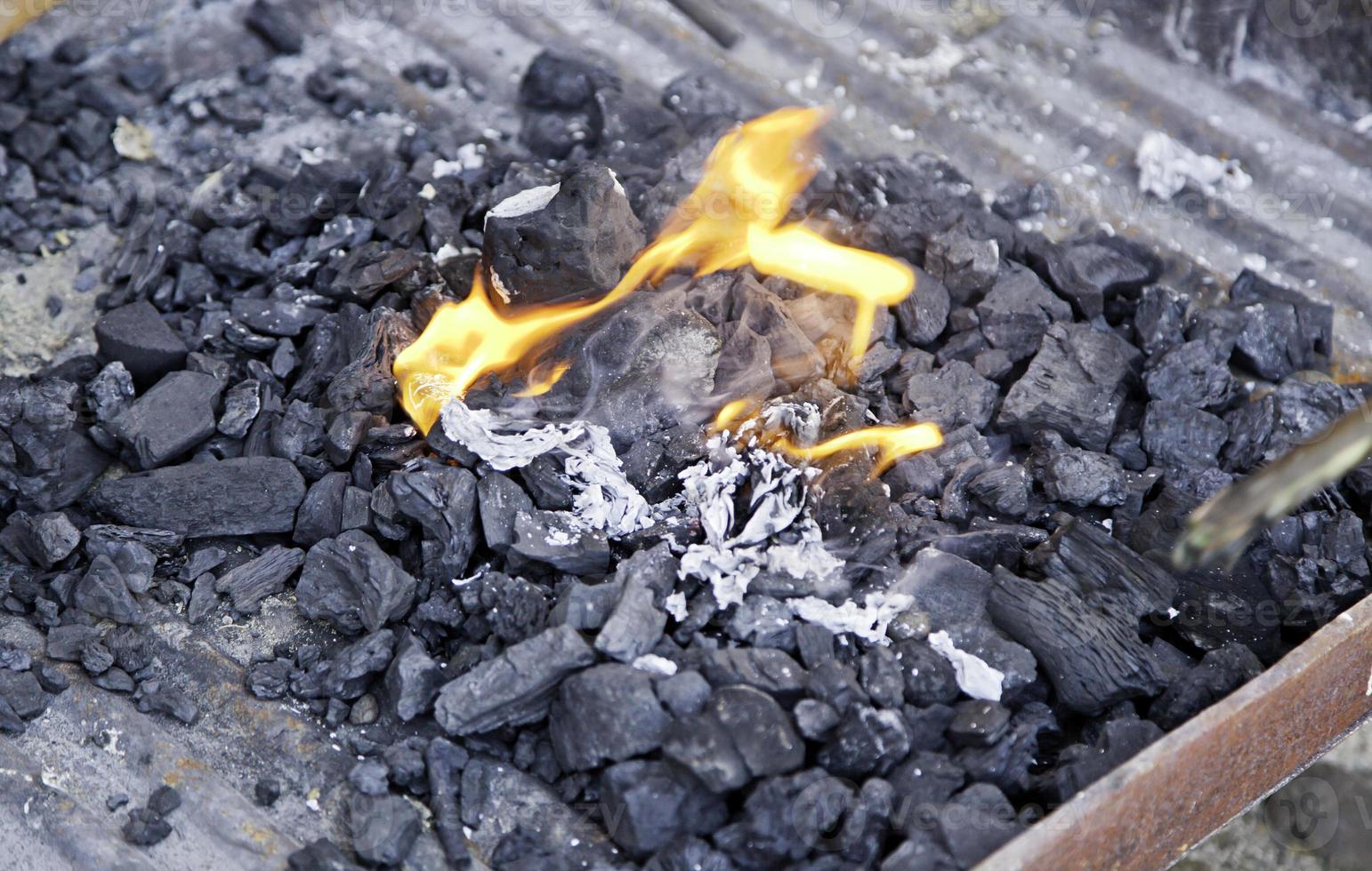 brasas de carvão com fogo foto