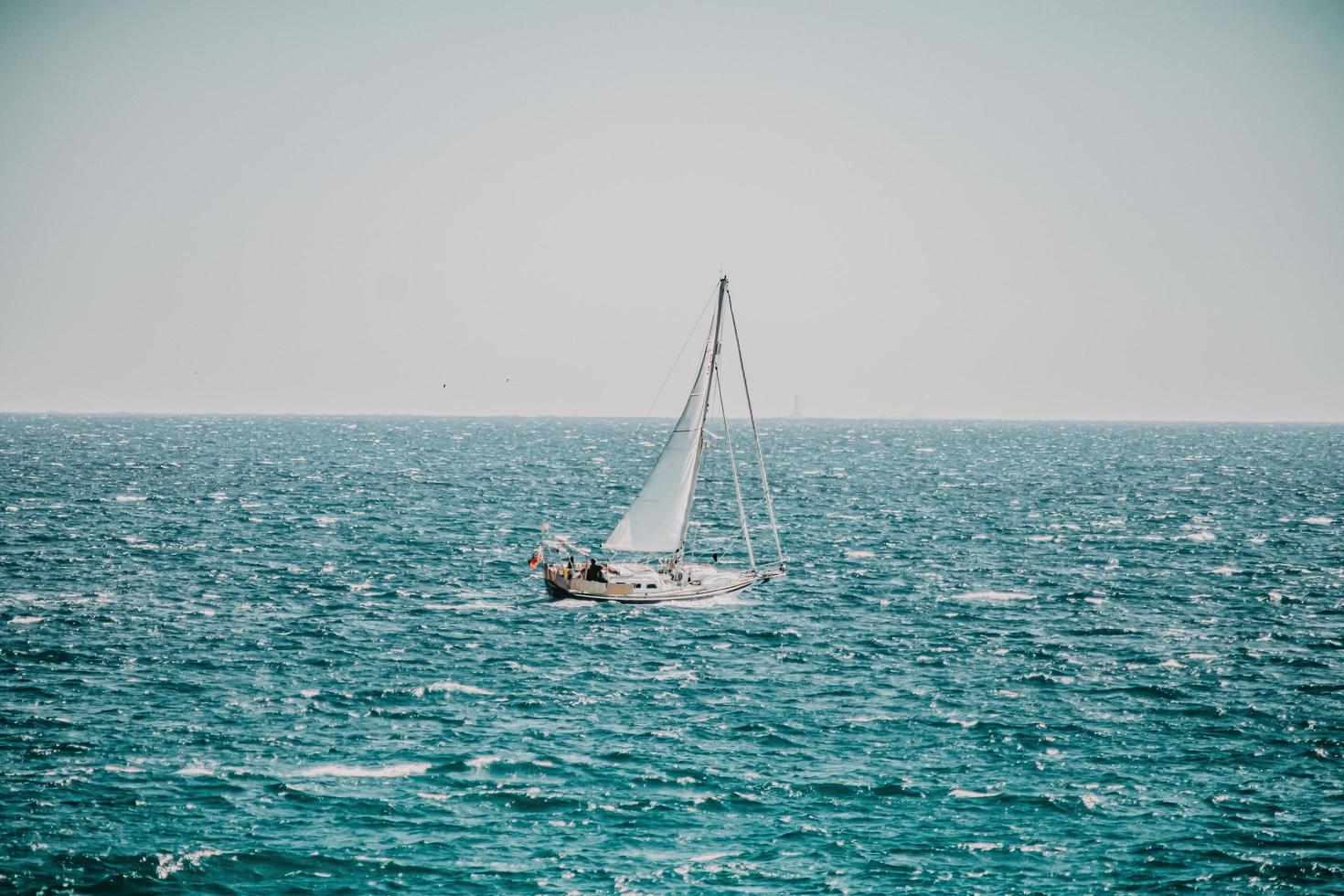 alicante, espanha, 2020 - veleiro branco no mar durante o dia foto