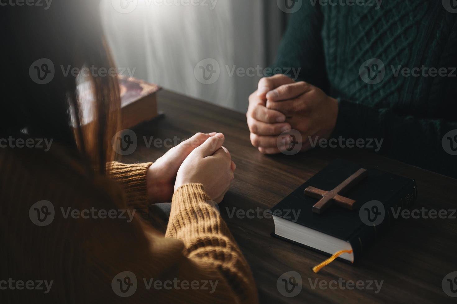 os cristãos são fiéis unem as mãos para orar e buscar as bênçãos de deus, a bíblia sagrada.estudo de deus foto