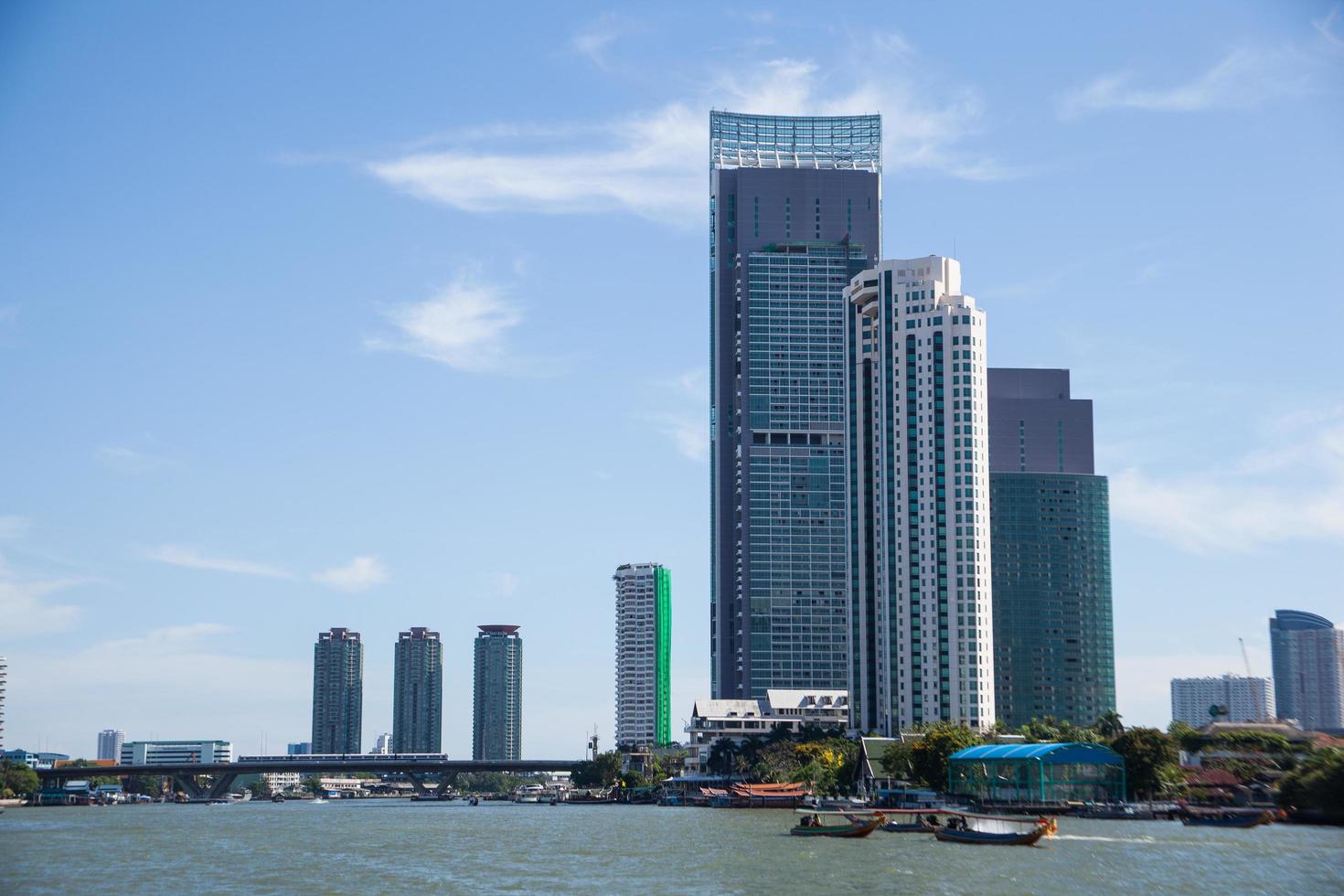 edifícios ao longo do rio foto