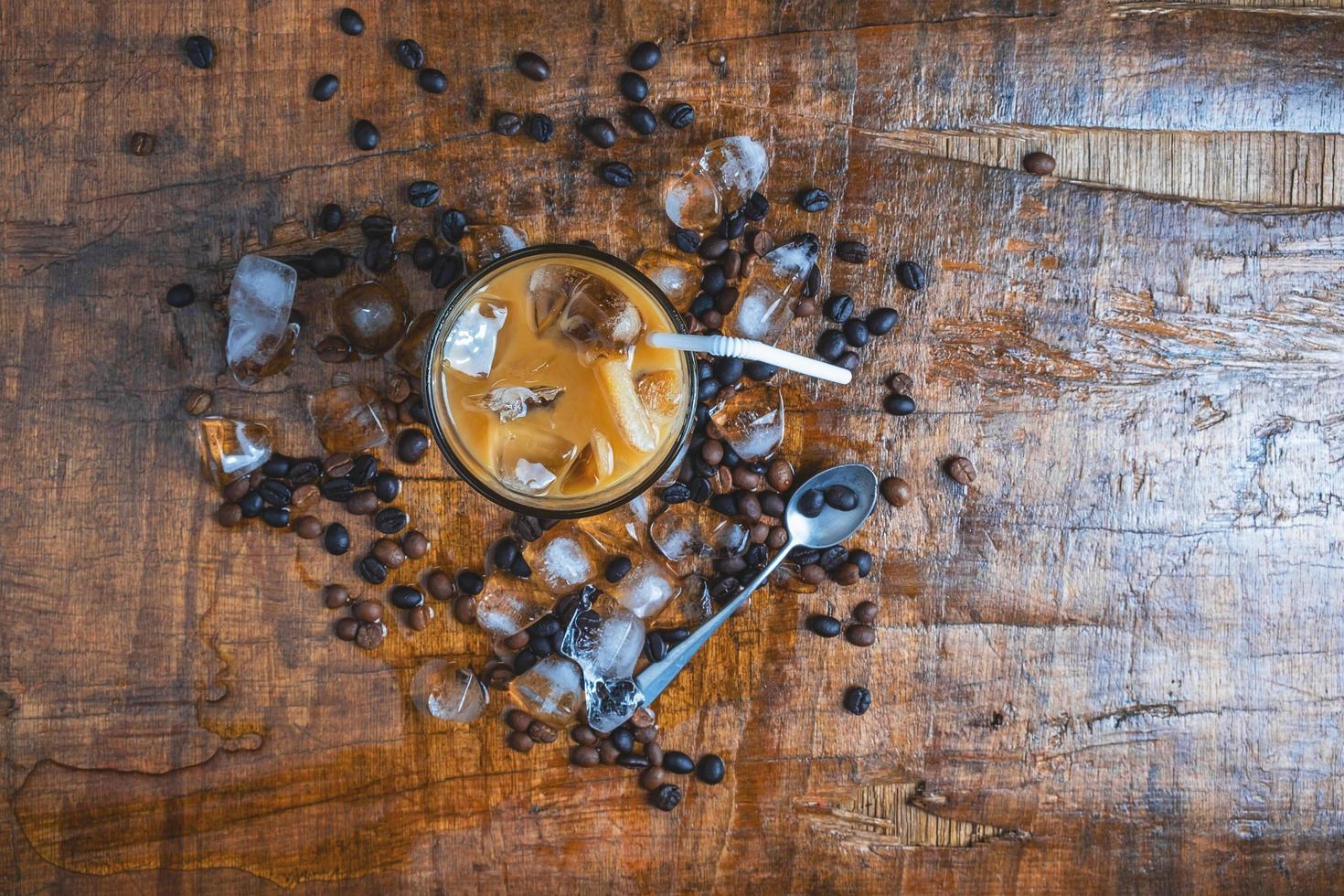 café gelado na mesa de madeira foto