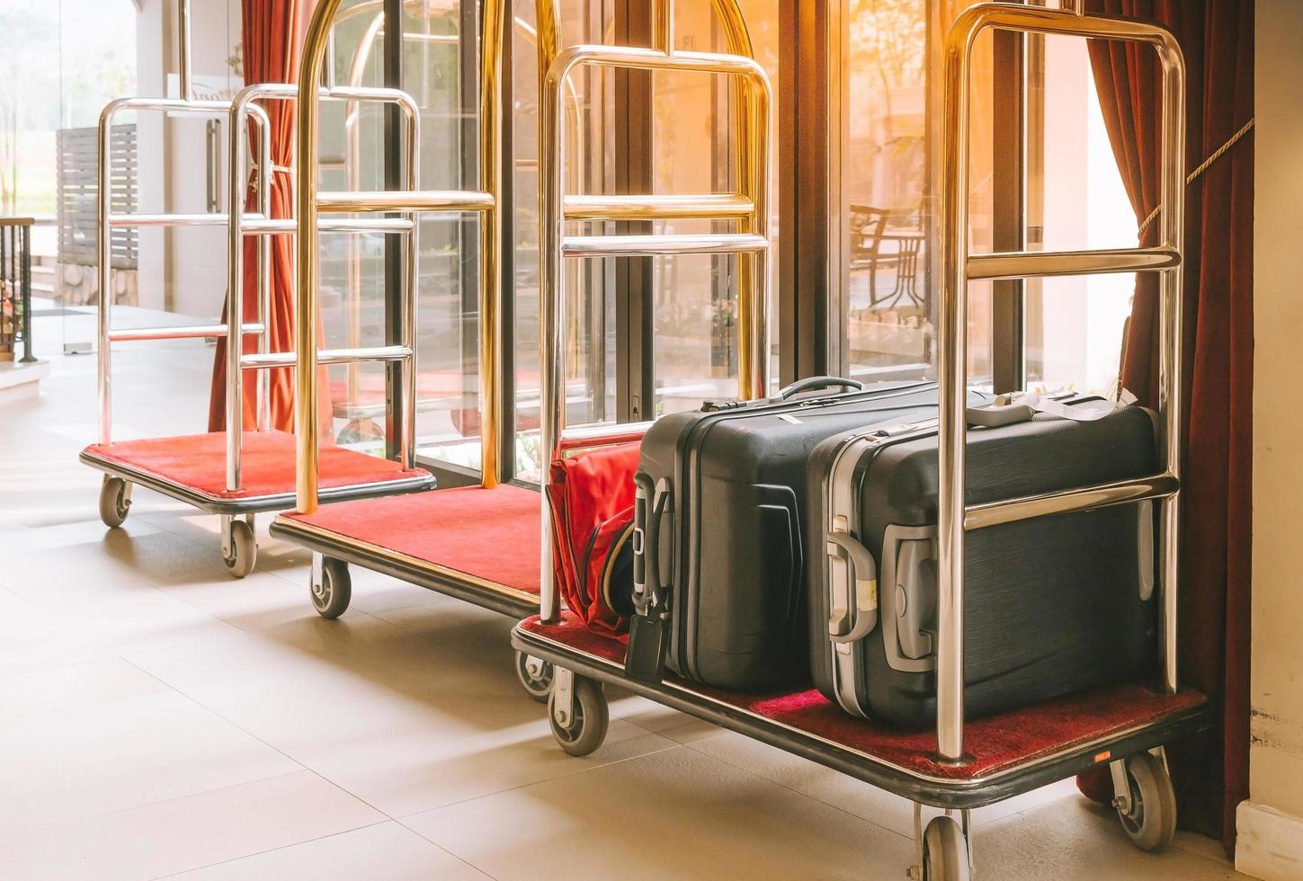 carrinhos de bagagem do hotel foto