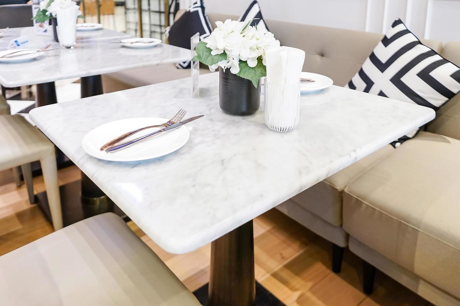 mesa de jantar e cadeiras confortáveis em estilo vintage com elegante configuração de mesa foto