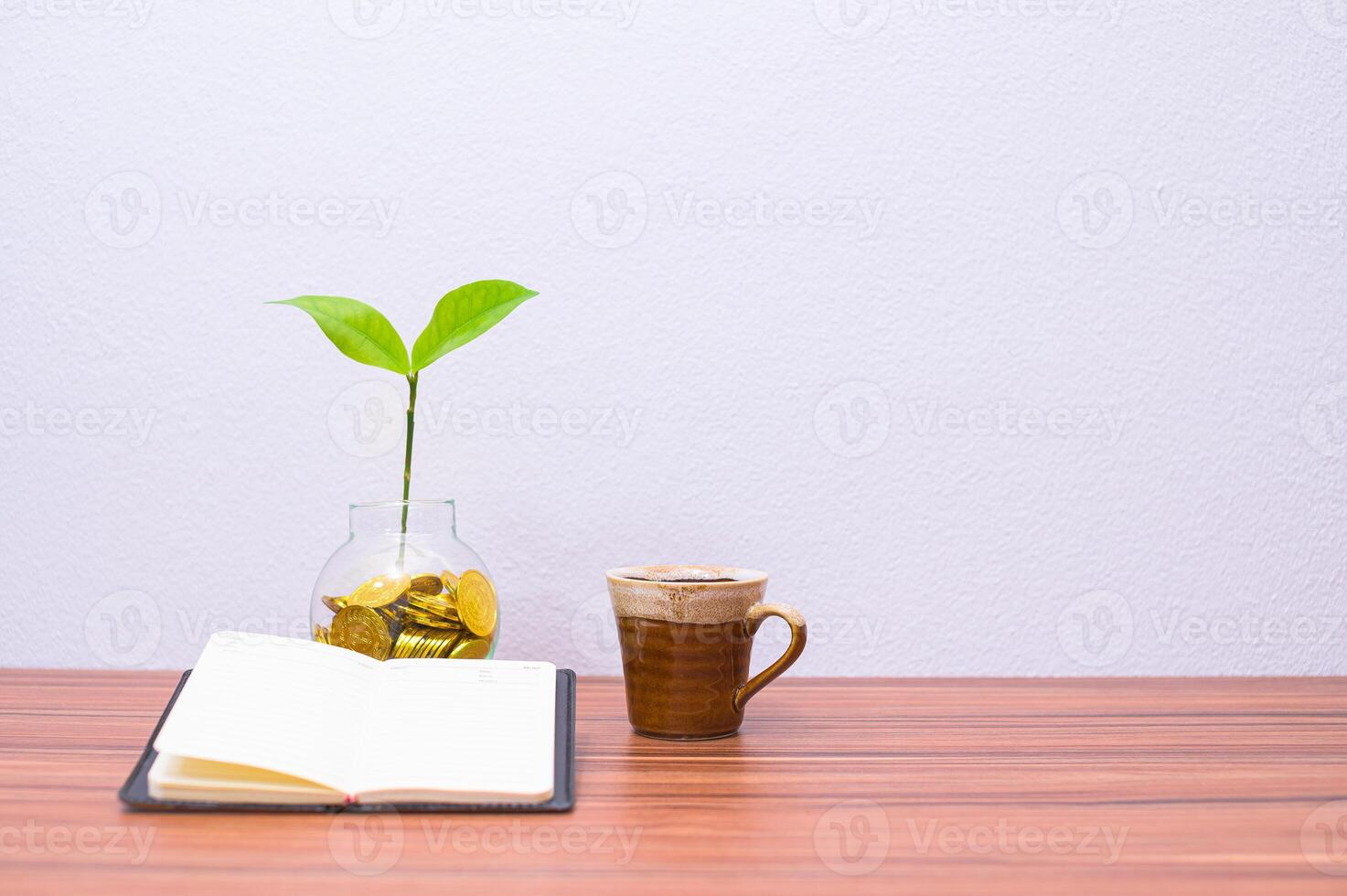 livro e xícara de café na mesa foto