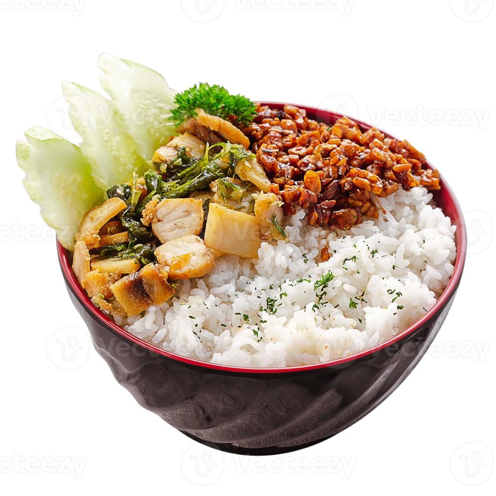 tigela de arroz com frango picante foto