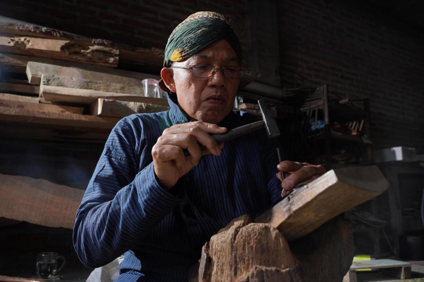 keris artesãos na oficina, no processo de fabricação de keris. bantul, Indonésia - 25 de agosto de 2022 foto