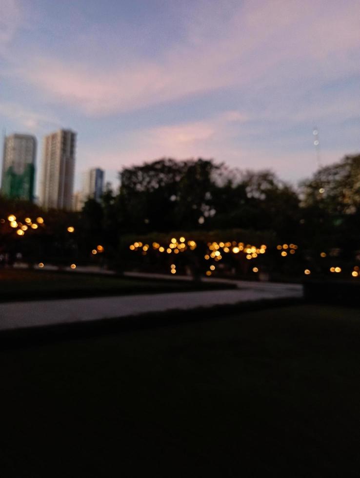 luzes embaçadas no parque noturno foto