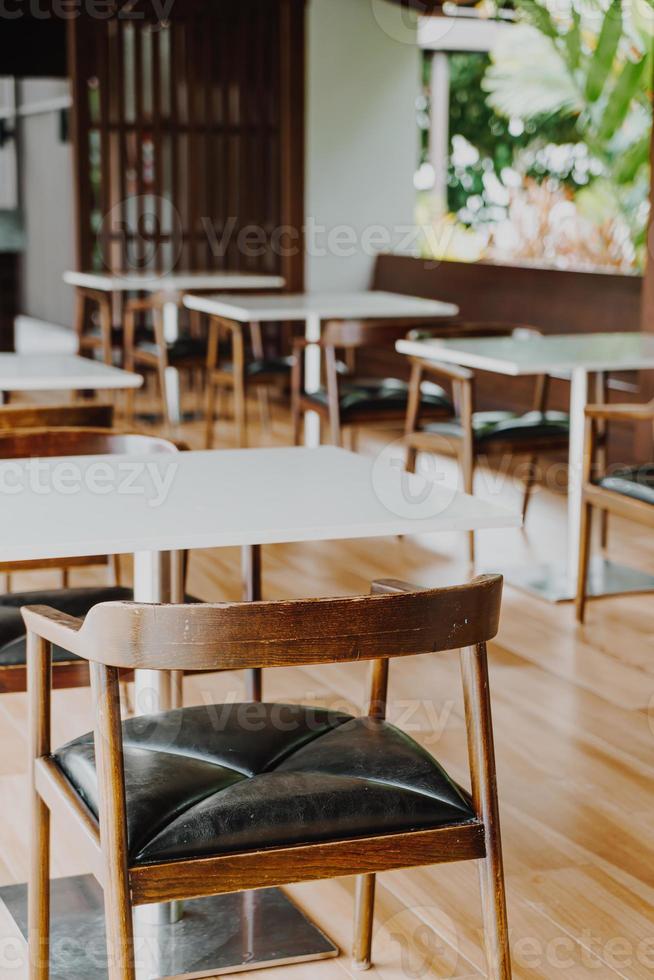 mesa vazia e cadeira no restaurante foto