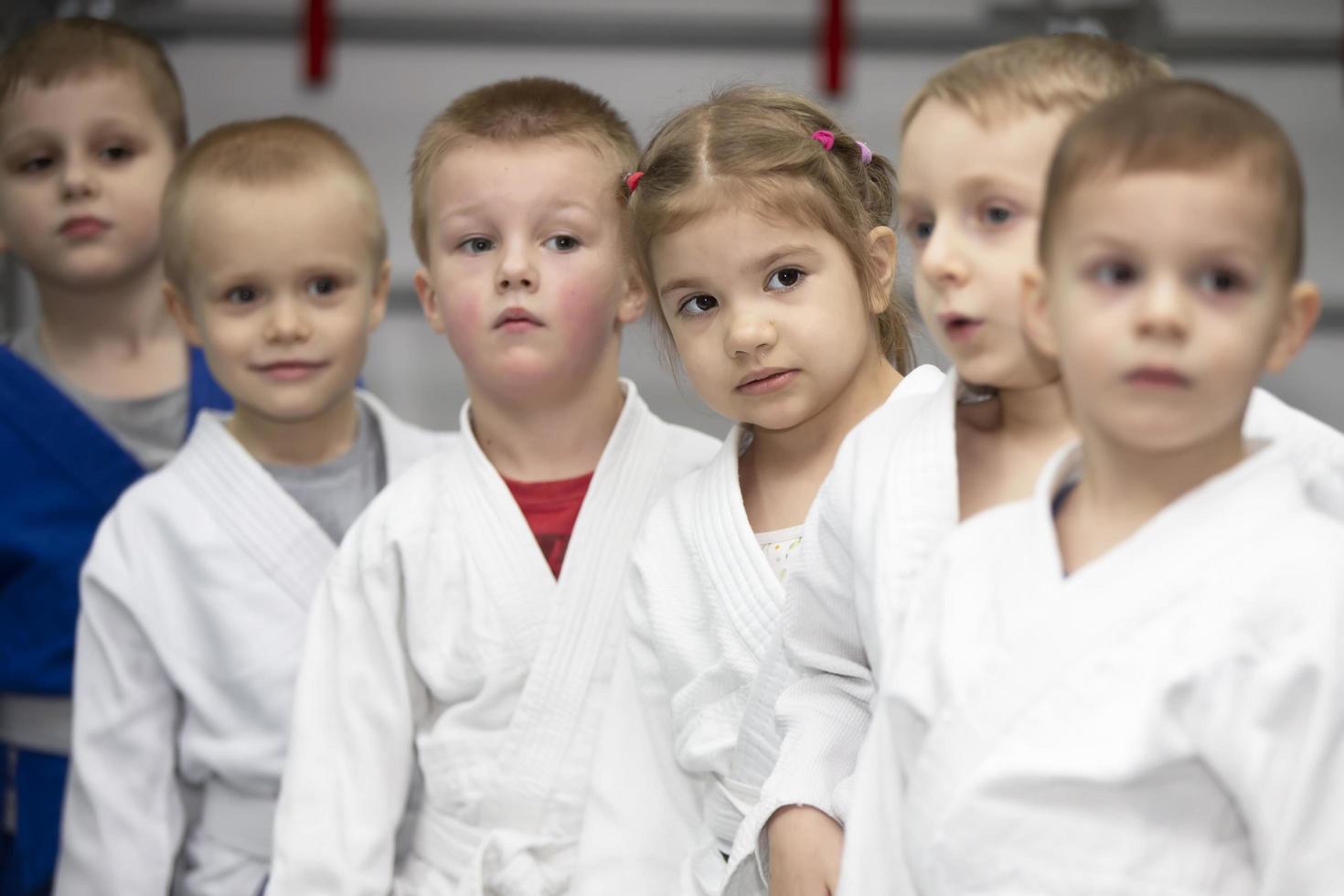 bielorrússia, cidade de gomil, 15 de dezembro de 2021. escola de judô para crianças. um grupo de crianças pequenas em quimanos fez fila antes do treino. foto