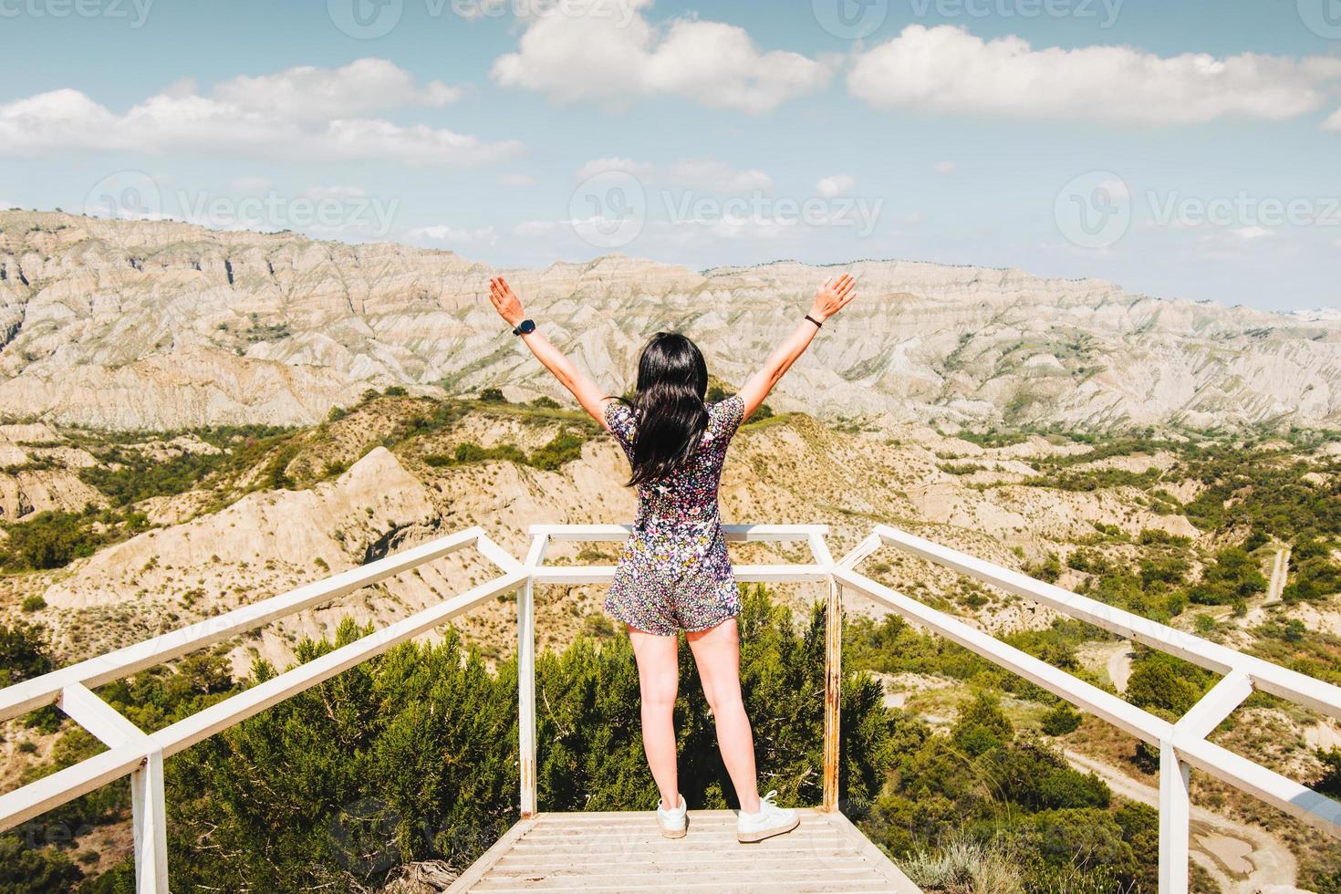 garota viajante de braços abertos, apreciando a bela paisagem do parque nacional de vashlovani, na geórgia. famoso destino de viagem. estilo de vida despreocupado enquanto jovem. estilo de liberdade de pessoas foto