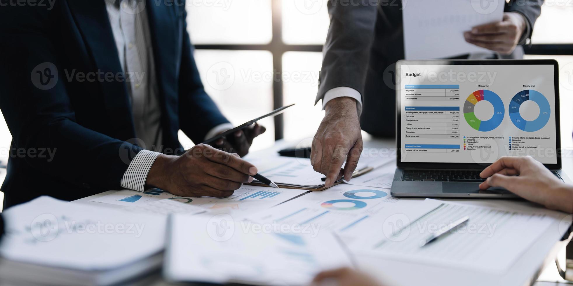 reunião de pessoas de negócios usando computador portátil, calculadora, notebook, papel gráfico do mercado de ações para planos de análise para melhorar a qualidade no próximo mês. conceito corporativo de discussão de conferência. foto