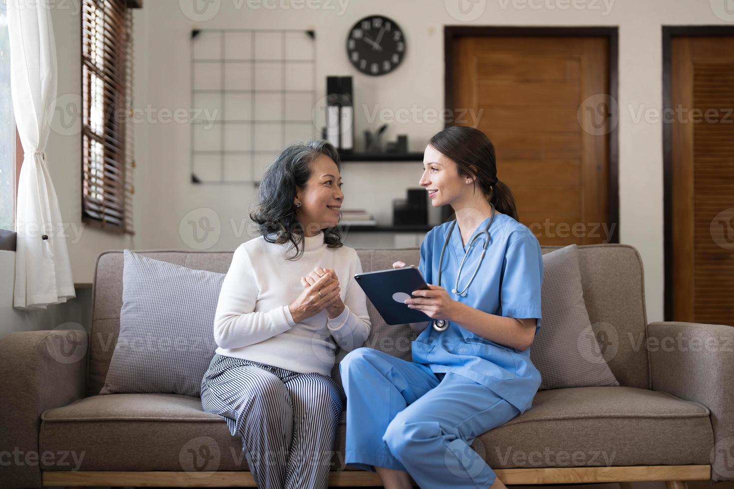 enfermeira asiática mostrando relatório de exame de saúde para avó e dando conselhos. vida assistida médica visita paciente sênior em casa. enfermagem em casa e conceito de cuidador de saúde foto